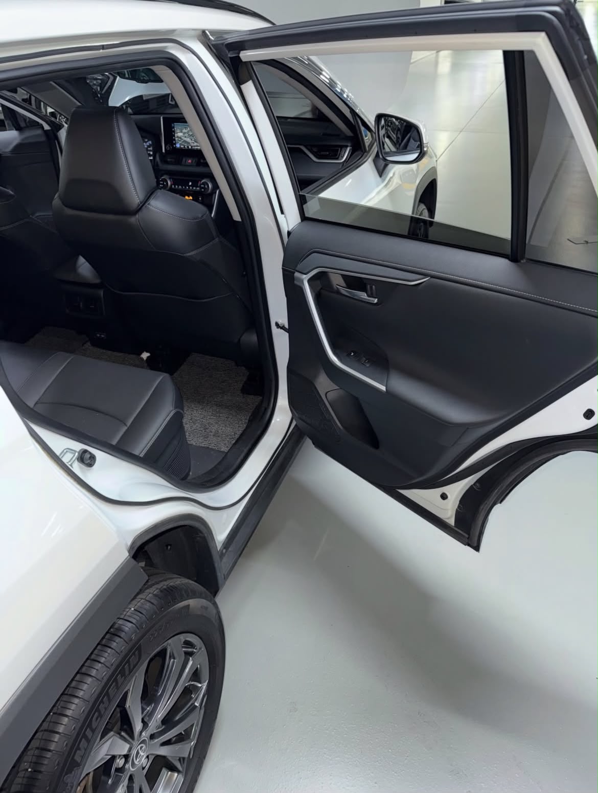 TOYOTA RAV4 LIMITED HYBRID 2023 – Image 11