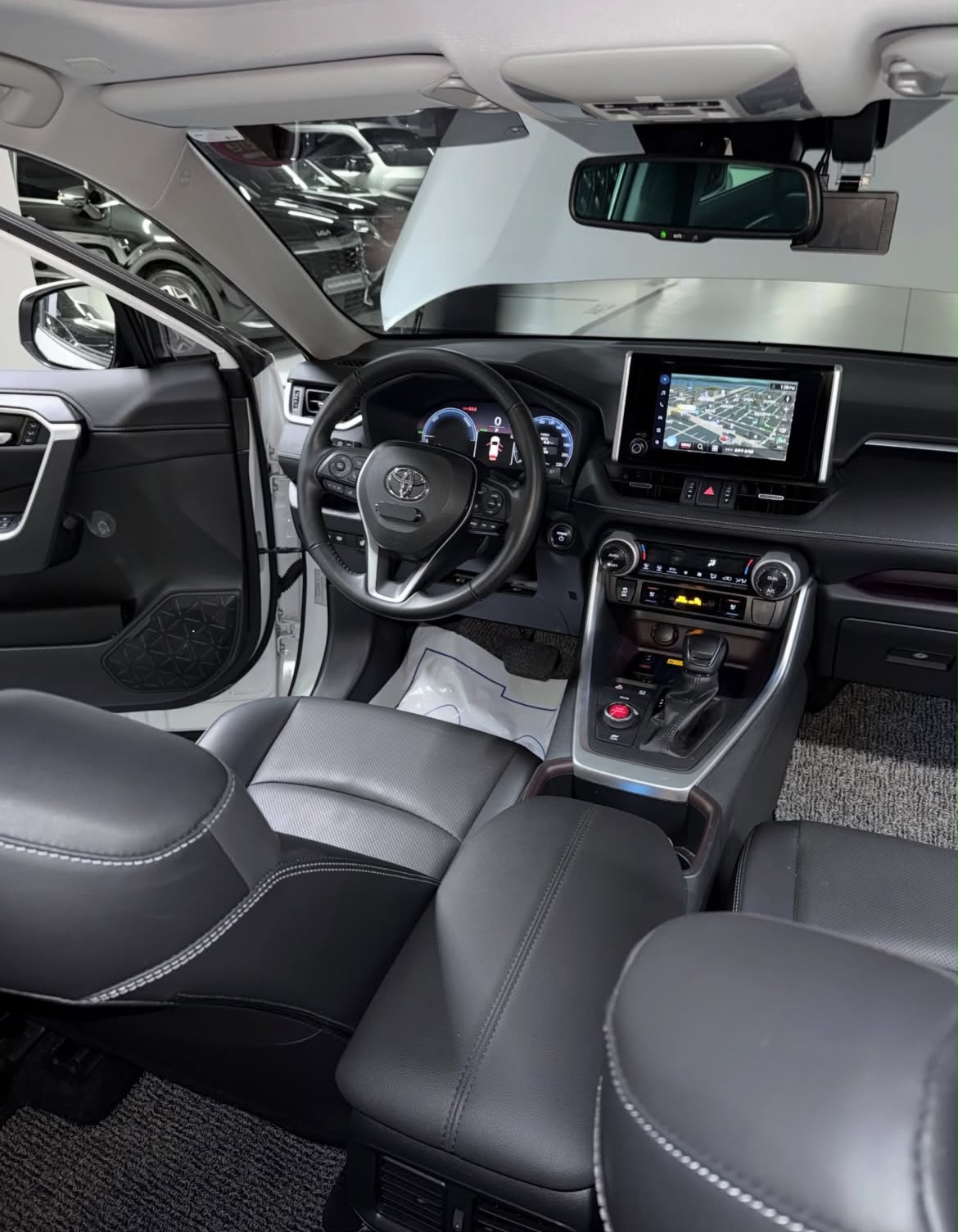 TOYOTA RAV4 LIMITED HYBRID 2023 – Image 8
