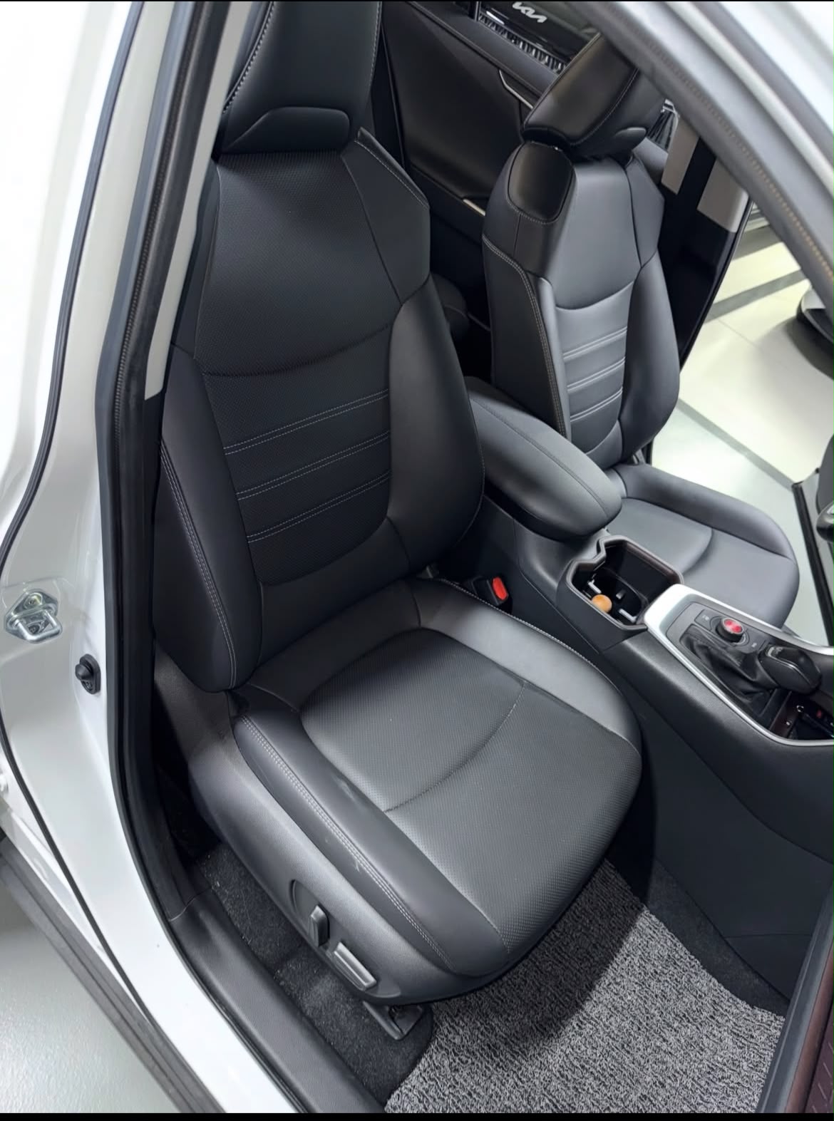 TOYOTA RAV4 LIMITED HYBRID 2023 – Image 9